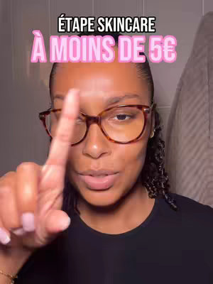 A woman with glasses points her index finger upward. Above her, text in a pink box reads "ÉTAPE SKINCARE À MOINS DE 5€". The background seems to be a bathroom or similar interior.
