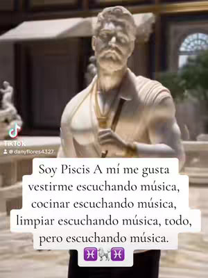 An image of a white marble statue of a man in a Greco-Roman style. The statue has a necklace and is in front of a blurred outdoor background. A text overlay in Spanish is present, framed with a white background, and it reads: Soy Piscis A mí me gusta vestirme escuchando música, cocinar escuchando música, limpiar escuchando música, todo, pero escuchando musica. Below the text there is the Cancer symbol twice. The TikTok logo and username are in the top left corner.
