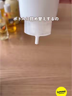 The image shows a close-up of a white dispenser with a spout, positioned above a wooden surface. The text, in Japanese, is layered at the top.