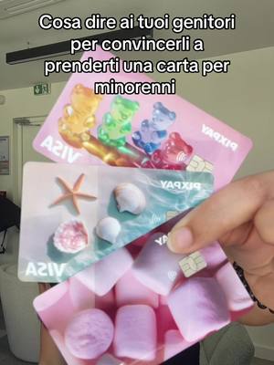 A person is holding up three Pixpay cards, each with different designs and colors. The top card is pink with gummy bears and the text 'Cosa dire ai tuoi genitori per convincerli a prenderti una carta per minorenni.'
