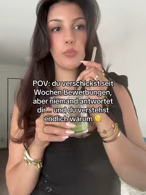 The cover image shows a woman looking at the camera while sipping a green drink with a straw. She is wearing a black top, various bracelets and rings. Text overlayed on the image reads: 'POV: du verschickst seit Wochen Bewerbungen, aber niemand antwortet dir... und du verstehst endlich warum'.