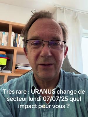 A middle-aged man with glasses sits in front of a camera. Behind him is a bookshelf filled with books and other items. Text overlayed on the image reads, "Très rare : URA NUS change de secteur lundi 07/07/25 quel impact pour vous ?"