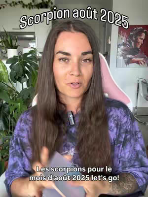 A woman with long brown hair sits in front of a green plant, speaking directly to the camera. She is wearing a purple shirt and has a microphone clipped to her collar. Behind her is a pink chair, a painting, and more plant life. The text overlay reads 'Scorpion août 2025' and additional French text at the bottom.