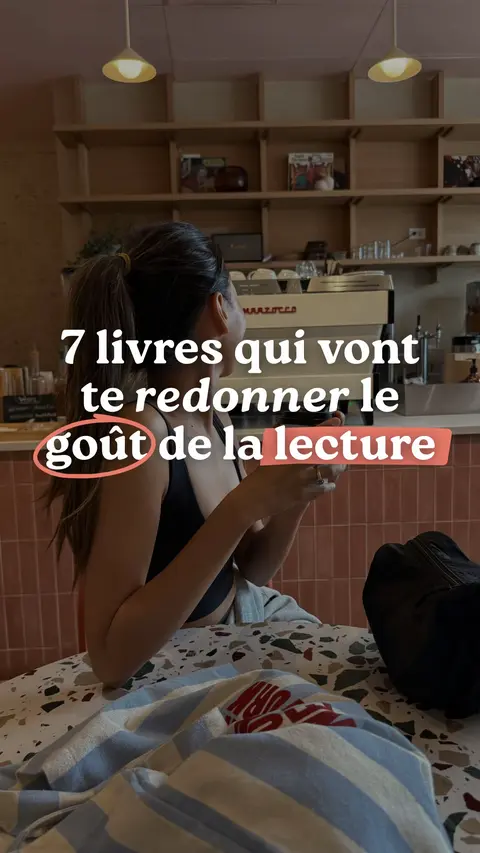 A woman is seated at a cafe table with a black top and ponytail. The background includes a coffee machine and shelves. Text overlays highlight '7 livres qui vont te redonner le goût de la lecture' with the word 'goût' circled.