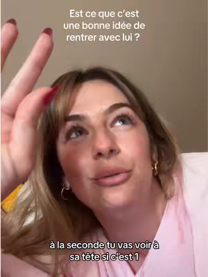 A woman with blonde hair is looking up, her right hand raised with fingers extended. Text in French is overlaid on the image.