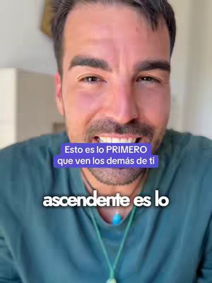 The cover image is a close-up shot of a man's face. He wears a green shirt and a necklace. The background is a blurred indoor setting with a hint of light. Overlaid on top are two text boxes. The first one is a purple rectangular box that states "Esto es lo PRIMERO que ven los demás de ti", and the second one that says "ascendente es lo" . The man is looking directly at the camera with a slight smile.