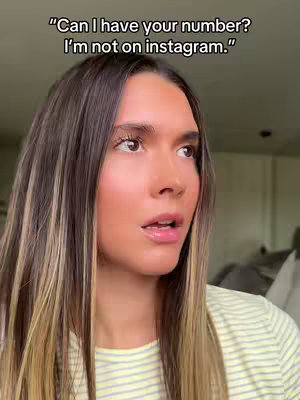 A medium shot focuses on a young woman's face, who seems surprised. Her light brown hair with blonde highlights frames her face, and she wears a light yellow shirt. The background is blurred and suggestive of an indoor setting, with a text overlay at the top left.