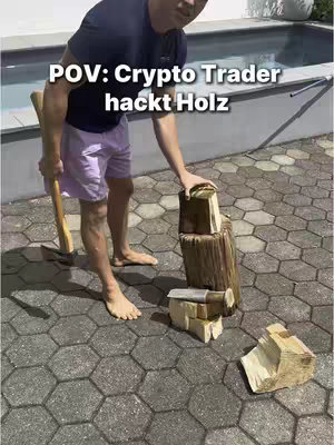 A man wearing shorts and a dark t-shirt is outside working on a stack of chopped wood. Text overlayed on the image are in German.