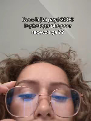 The cover image features a close-up of a person's face, seen from a low angle. They are wearing glasses and looking towards the camera, with overlaid text at the top. The lighting seems natural and the background is a plain wall. The text overlay is in French.