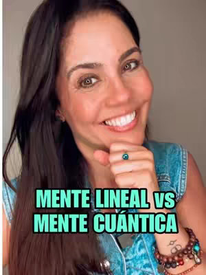 The cover image features a woman smiling, pointing towards the viewer, with text overlayed on a teal and black background. She has long, dark hair and is wearing a blue jean top. She is also wearing a bracelet with beads. The text says, 'MENTE LINEAL VS MENTE CUÁNTICA'.
