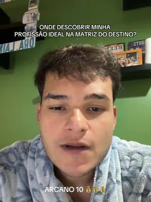 The cover image shows a man with dark hair and a light complexion looking at the camera. Text overlays are added to the image, including the question "ONDE DESCOBRIR MINHA PROFISSÃO IDEAL NA MATRIZ DO DESTINO?" and "ARCANO 10 $$$". The background is a blurred green wall with shelves and objects and other background elements. The man is wearing a robe-like garment. The overall image composition is a selfie-style.