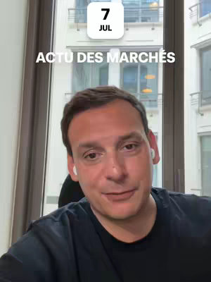 A man is centered in front of a window, wearing a dark t-shirt and earbuds, against a bright background of a building with a date shown at the top - 7 Jul. Text overlayed at the top saying "ACTU DES MARCHES".