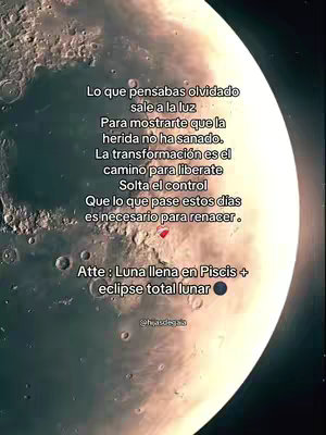 The image is of a crescent moon with a detailed surface texture. Overlayed on the moon is white text in Spanish, arranged in a way that follows the moon's curve. A red heart graphic is placed near the center of the text. The background is dark with a subtle gradient and a few visible stars.