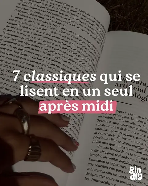 The cover image shows an open book with text, with a person's hand and jewelry partially visible at the bottom. Overlayed is a text hook in white, reading '7 classiques qui se lisent en un seul après midi' set on a pink background.