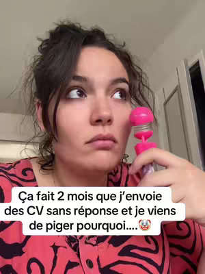 A young woman with dark hair and a serious expression looks slightly upwards while holding a pink, wand-like device. She is wearing a patterned red and black top. A white rectangular text overlay at the bottom of the image contains French text.