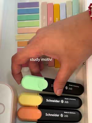 The image showcases a person's hand reaching into a drawer filled with colorful highlighters and sticky notes. The highlighters are black with colored caps and labeled 'Schneider Job'. The sticky notes come in pastel colors. The hook 'study motiv' is overlaid on the image.