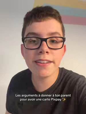 A young person wearing glasses looks directly at the camera, smiling slightly. The background is a plain wall with a section of colorful paper. Text overlays are at the bottom in French.