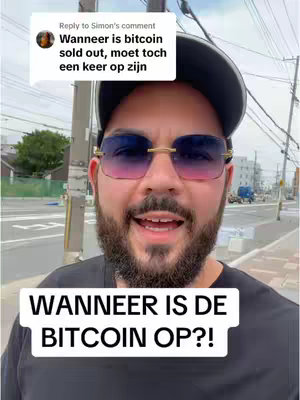 A man with a beard and sunglasses stands outdoors with a cityscape in the background. He is smiling and looking towards the camera. Below him is a text box asking, "WANNEER IS DE BITCOIN OP?!" The image is bright and vibrant.