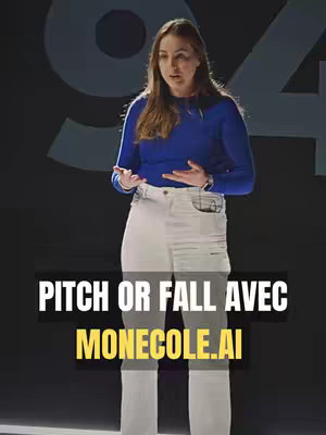 A woman in a blue long-sleeved shirt and white jeans stands on a stage, gesturing with her hands. Behind her, stylized numbers are faintly visible. Text overlays at the bottom state 'PITCH OR FALL AVEC MONECOLE.AI'.