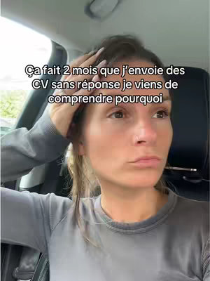 The cover image is a selfie of a woman in a car. The text overlay reads in French. She appears concerned, resting her hand on her forehead.