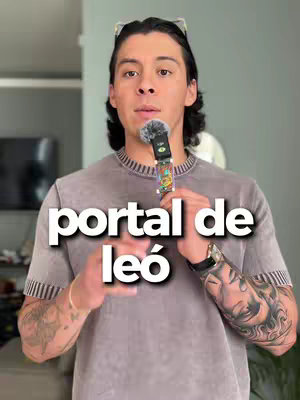 A man holding a microphone in front of his face, with 'portal de leó' overlaid in stylized white text. The man is central, facing forward. He has dark hair. Tattoo artwork is visible on his right arm. The background is a soft, blurred interior scene.