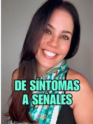 The cover image features a woman with long, dark hair smiling directly at the camera. Text overlayed on the image reads "DE SÍNTOMAS A SEÑALES". The woman is wearing a patterned scarf and appears to be in a well-lit indoor space.