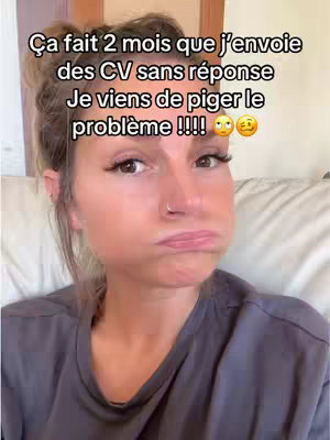 A woman with a distressed expression is the focal point, her face a mix of frustration and slight pout. Text overlays in French appear above her head, detailing a job search issue. The background is blurred, suggesting an indoor setting.