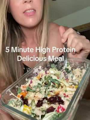 A woman is holding a glass container filled with a colorful salad, with text overlayed on the image.