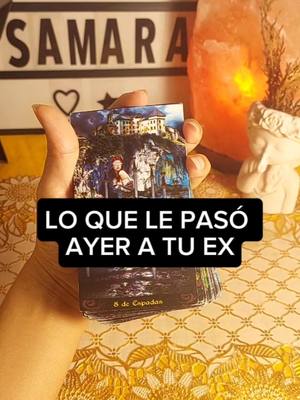 A hand holding a tarot card, with other cards of the deck visible below. The background is a yellow patterned cloth, with a pink salt lamp and a small white statue. Text in a black box states 'LO QUE LE PASÓ AYER A TU EX'. Above the hand are the words 'SAMARA' against a white background.