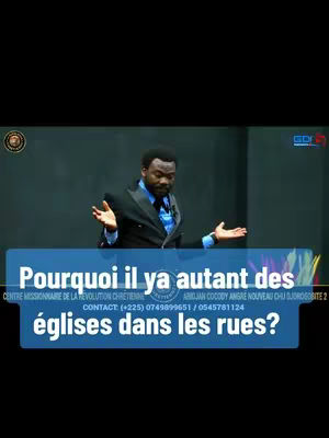 A man in a suit stands with arms outstretched, addressing the audience, against a backdrop of a dark blue screen. A lower third graphic with text in French overlays the image.