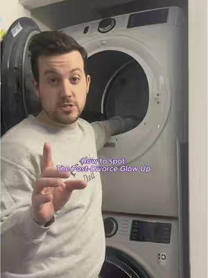 A man stands in front of a washing machine with the door open, pointing towards it with one hand. Text overlay is present on the image.