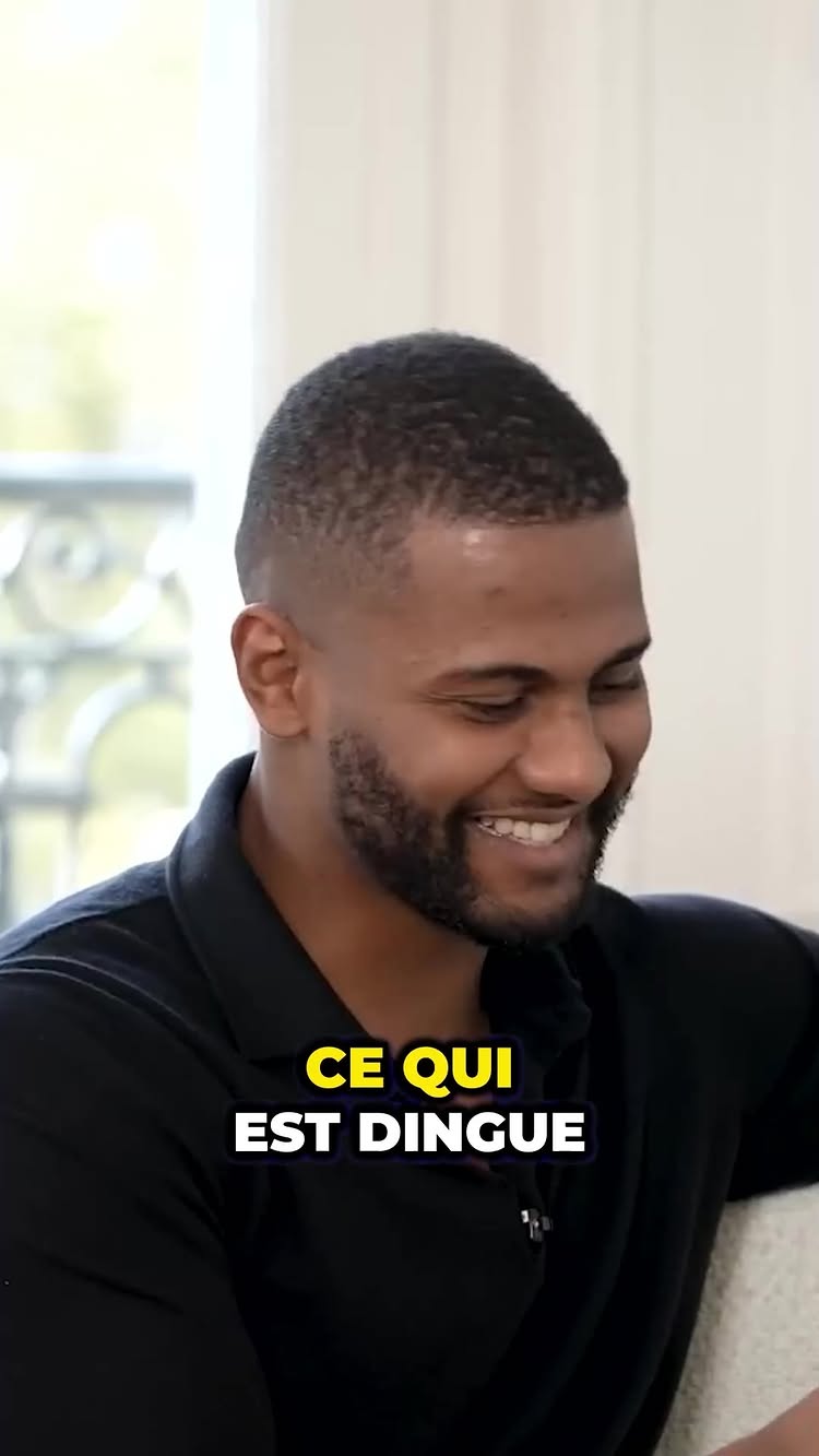 A man with dark hair and a beard is smiling. Text overlaid reads 'CE QUI EST DINGUE' in a yellow box.