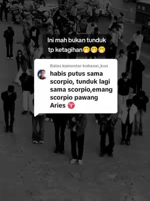 The image shows an outdoor scene with many people, likely taken in a public area. The scene is in grayscale and includes a comment section overlayed on the center of the frame with text, including the text 'Ini mah bukan tunduk tp ketagihan' at the top, and a comment section with text about zodiac signs.