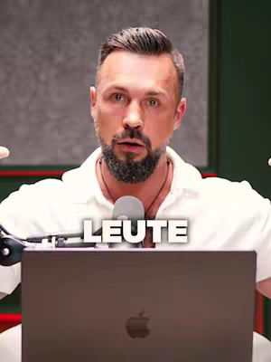 The image shows a man sitting in front of a laptop, microphone near his mouth, with the word 'LEUTE' overlaid on the image.
