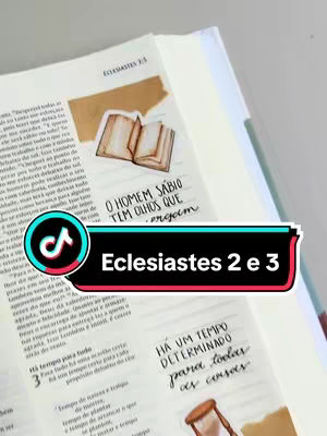 An opened Bible is shown with highlighted text and decorative elements. A sticker with an open book and text in Portuguese 'O homem sabio tem olhos que', along with a TikTok logo overlayed at the bottom left corner. The words 'Eclesiastes 2 e 3' are written on a banner below the logo.