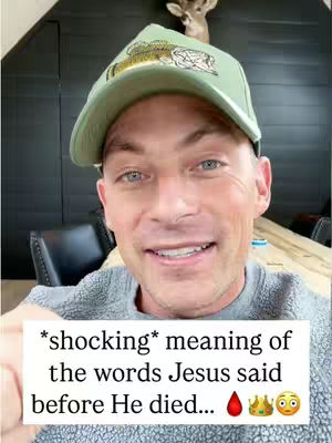 A man with a green cap is smiling directly at the camera. There is a text overlay on the bottom, in a white rectangle, with the title of the video and some emojis. In the background, there is a deer decoration and a black wall.