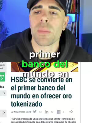 The cover image shows a man in a black hoodie and a black cap. Overlay text reads 'primer banco del mundo en'. Below, a headline from a news source is partially visible, stating 'HSBC se convierte en el primer banco del mundo en ofrecer oro tokenizado'. The man is centered in the frame, the background is blue with a shelf visible.