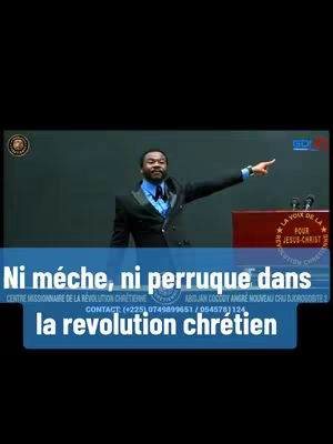 The image is composed of a rectangular video frame on a black background. Inside the frame, a man in a black suit and a blue shirt and bow tie is standing. He is pointing to the right with his right arm raised. Behind him is a red podium and a dark background. At the bottom of the frame is a blue banner with text, and the top left has a circular logo. The image includes text in French.