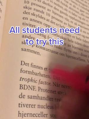 The image shows a close-up of a book page with highlighted text. The main focus is on the text, which appears to be in Norwegian, with a pink highlighter marking specific words. Overlaid on the image is a text overlay containing a hook.