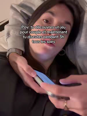 A woman lies in bed, looking at the camera, with another person's arm around her neck.  Text overlay reads: “Pov: tu découvres un jeu pour couple et maintenant tu discutes pendant 3h tous les soirs.”