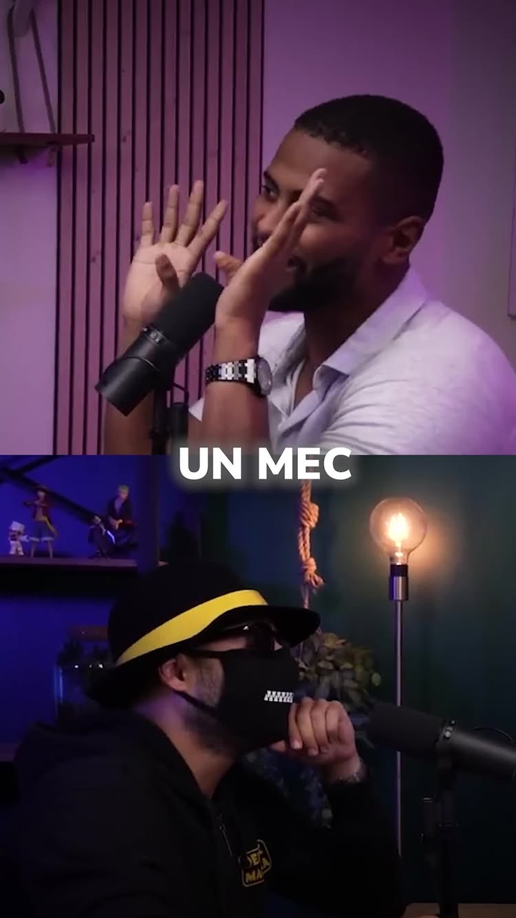 The image is a split screen. The top half shows a man in a white shirt gesturing with his hands while talking into a microphone. The bottom half shows a man in a black hat and mask, also speaking into a microphone. The text 'UN MEC' is overlaid in white in the center.