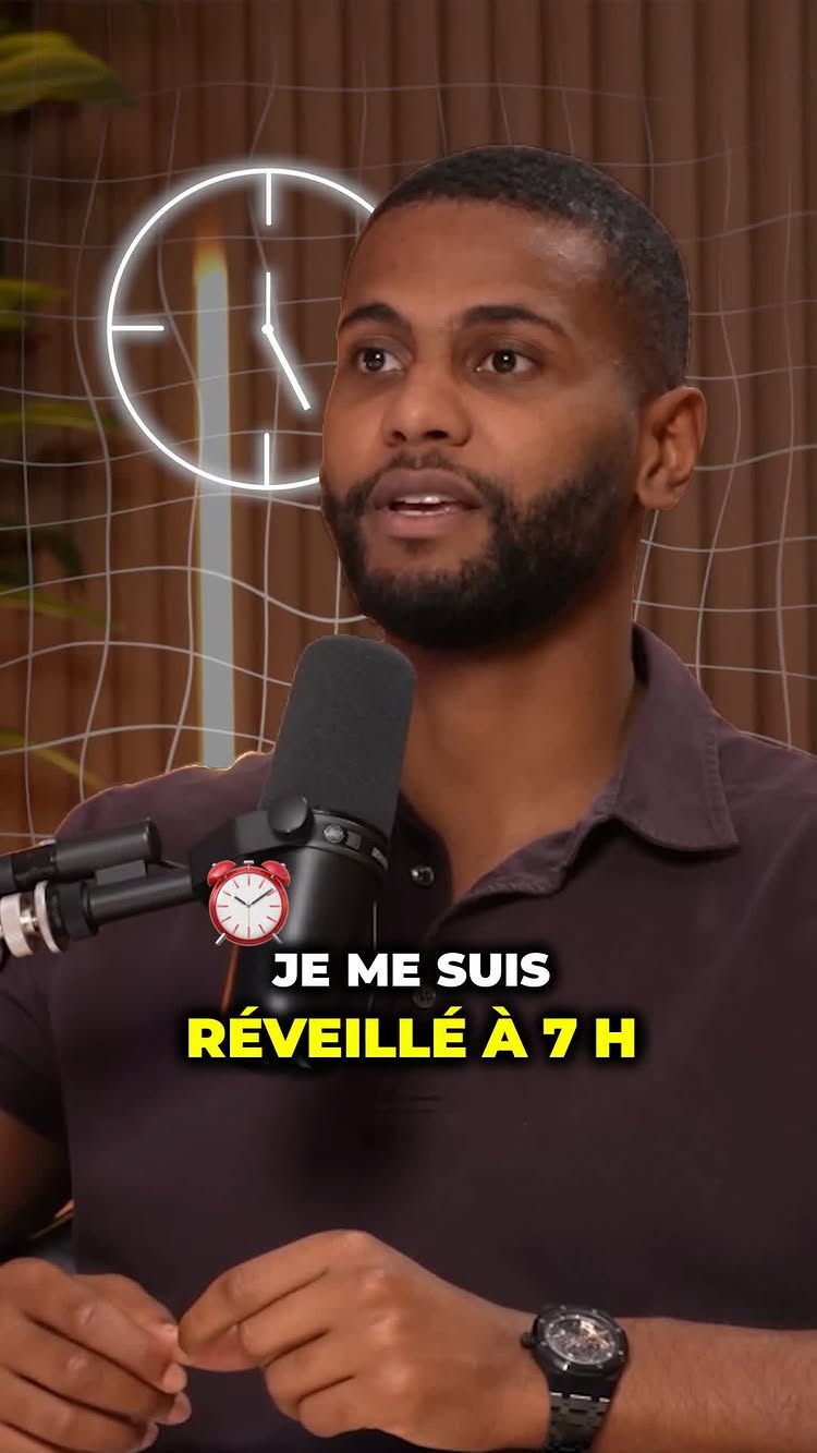 The cover image features a man in a dark purple shirt looking towards the camera. A clock icon is in the background, with the hands pointing at 10:00. Below the man, text overlays read 'JE ME SUIS RÉVEILLÉ À 7 H'.