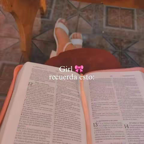 The image features an open Bible with text, possibly verses or a passage, in focus. The main colors appear to be a mix of warm tones: pink, beige, and brown which makes the scene look cozy and relaxed. A pair of white sandals appears in the background The text overlay on the image reads "Girl recuerda esto:"