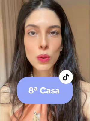 A woman with long dark hair is centered in the frame, looking at the camera and pursing her lips. A light purple rectangle overlaid with the words "8ª Casa" in white, is superimposed over her chest. A TikTok logo is in the top right corner.