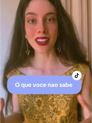 A woman with long dark hair and a yellow dress is the focus. A text overlay reads, 'O que voce nao sabe'. A TikTok logo is in the upper right corner.