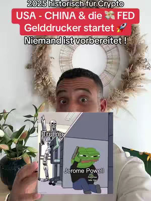 A selfie-style video cover with the creator's surprised face looking directly at the camera. Above the creator's head is a red banner with white text that reads '2025 historisch für Crypto USA - CHINA & die FED Gelddrucker startet Niemand ist vorbereitet !'. The creator is holding up a cartoon image with a Terminator-like figure with the word 'Trump' and a Pepe the frog character ('Jerome Powell') with a serious expression, and a background of a building. The background of the image consists of neutral tones with a decorative circle.
