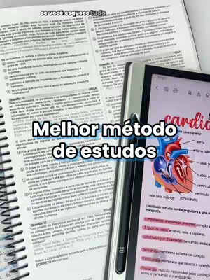 The image shows a study setup with an open textbook and tablet. The textbook pages are filled with handwritten notes and the tablet displays a diagram of the heart. A pen is placed between the pages of the textbook and the tablet. A text overlay in white font reads, "Melhor método de estudos", which translates to "Best study method" in Portuguese.