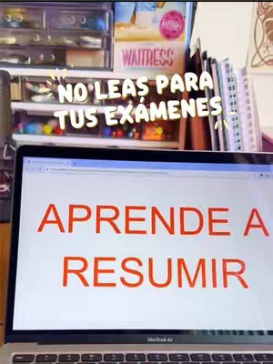 The cover image shows a laptop displaying a webpage with the text 'APRENDE A RESUMIR' in large red letters. Above the laptop, a shelf is visible with books, stationary and a 'Waitress' playbill. Above the laptop screen are the words 'NO LEAS PARA TUS EXÁMENES'.