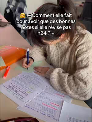 The cover image shows a person, viewed from a high angle, sitting at a desk filled with papers and a pen in hand. The person appears to be writing and the background is slightly blurred so the main focus remains on the writer, desk with scattered papers, orange folders, red and blue pens. A text overlay at the top left contains a question in French.