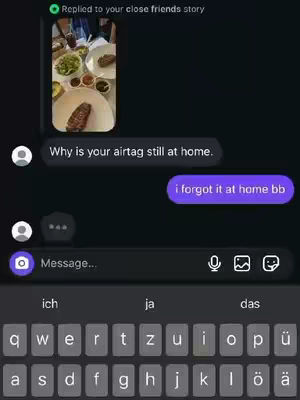A screenshot of a dark-themed messaging app interface with a food photo at the top, text bubbles, and a keyboard at the bottom. The food photo shows a restaurant meal with steak, sides, and plates. Below it, text bubbles display a conversation about an AirTag, using a question and answer format. German keyboard is shown at the bottom of the screen. The overall look suggests a private chat.